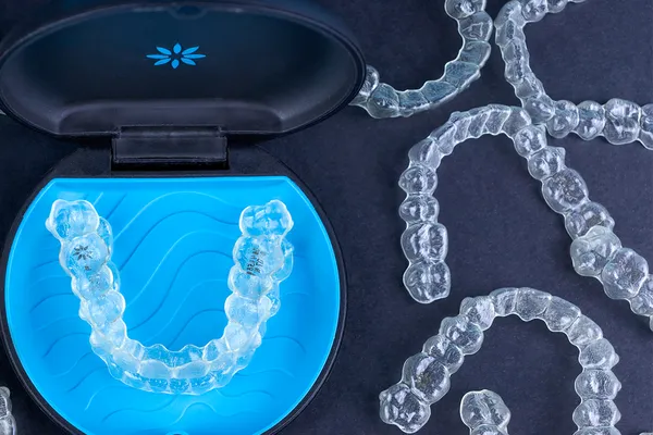 Aparat dentar invizibil cu brackeți din safir la Dentetico Brașov